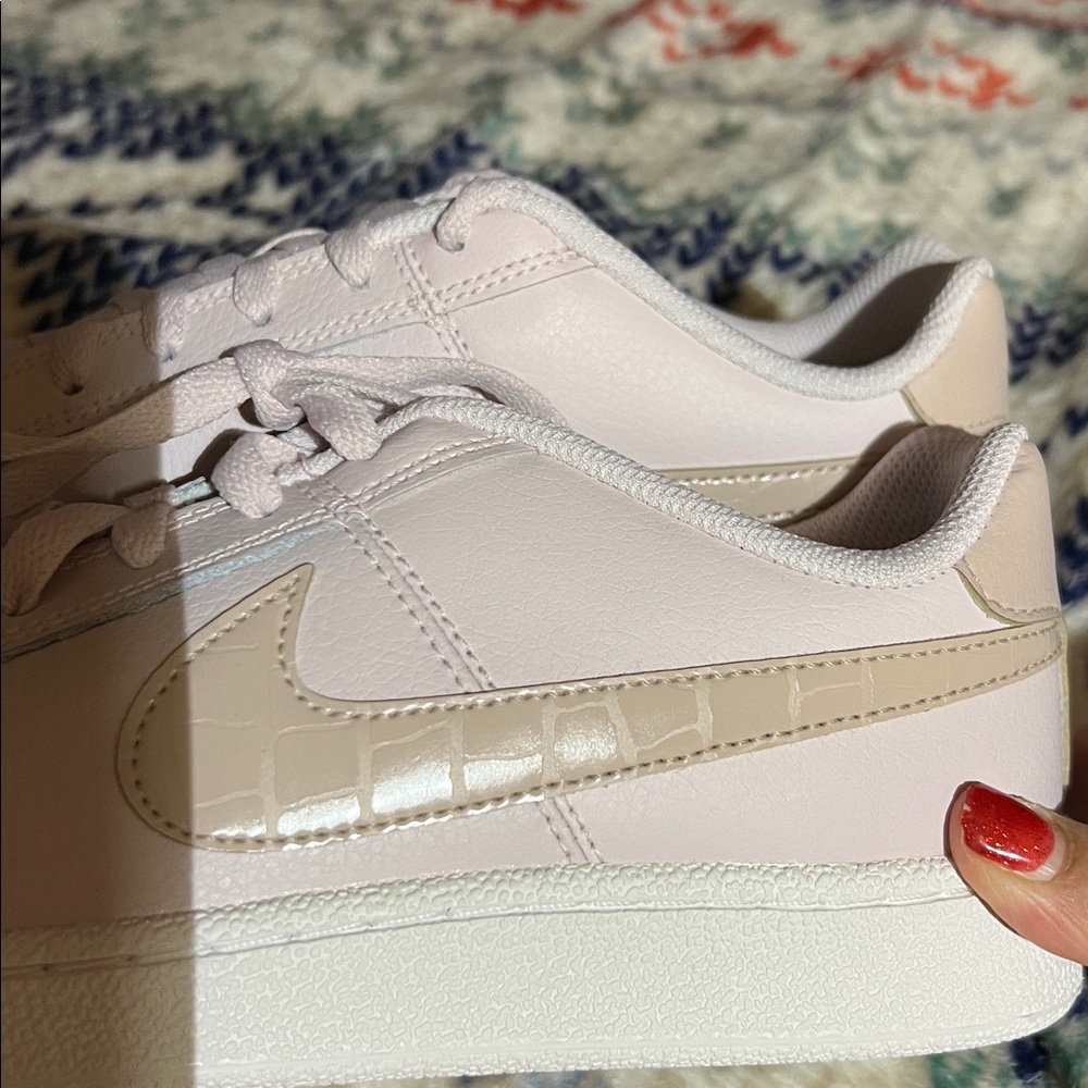 Nike Women's Light Pink and Beige Sneakers NEW - Picture 2 of 6